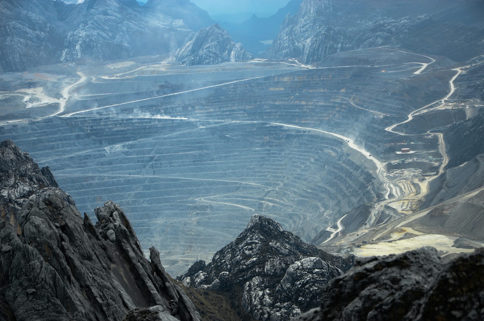 Divestasi saham tak bisa lepas dari politik. Bagaimana cara memahami motivasi elit agar tak terbawa nasonalisme sempit?