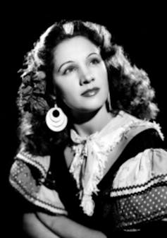 Retrato en blanco y negro de una mujer morena rizosa mirando a un lado.