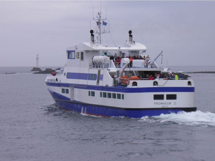 navire de transport de passagers équipé d’instruments de recherche