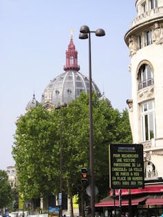 Affichage municipal de Paris après la canicule européenne de 2003, place Saint-Augustin, à Paris, 27 août 2003