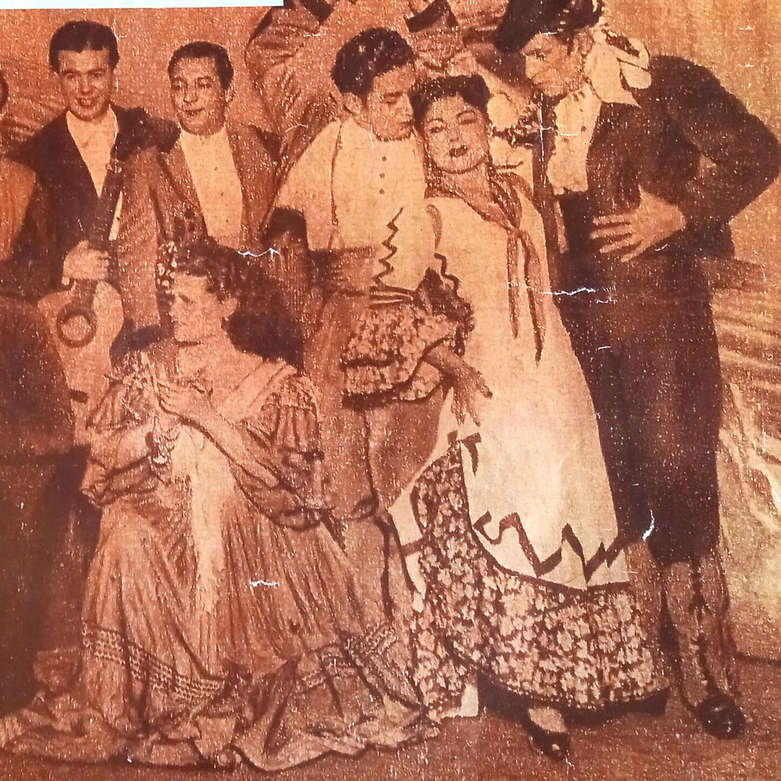 Grupo de artistas flamencos posando para una fotografía.