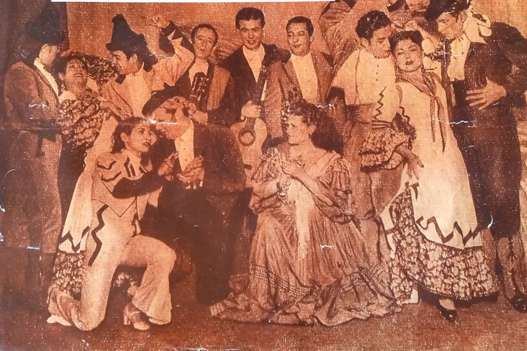 Grupo de artistas flamencos posando para una fotografía.
