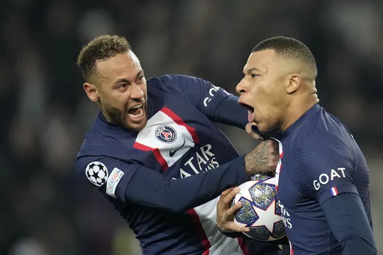 Neymar y Mbappé celebran juntos en un campo de fútbol.