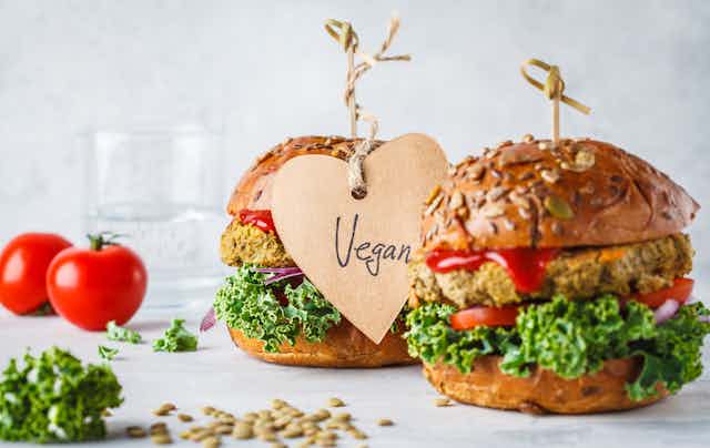 Hamburguesa de carne frente a hamburguesa vegana
