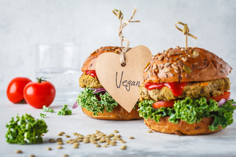 Hamburguesa de carne frente a hamburguesa vegana