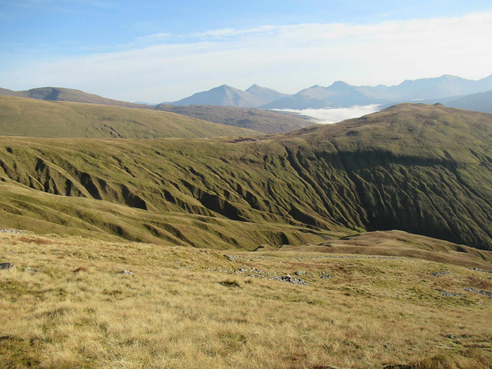 Uma encosta sem árvores, apenas terreno aberto, na Escócia.
