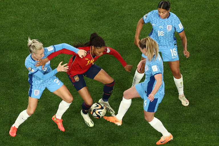 Une joueuse espagnole dispute le ballon à trois Anglaises