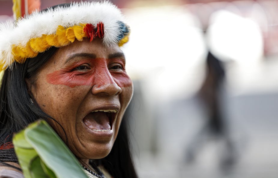 Un membre de la communauté indigène Waorani manifeste pour la paix, pour la nature et pour promouvoir le oui au référendum visant à mettre fin à l'exploitation pétrolière dans le parc national Yasuni, dans la zone commerciale du nord de Quito, le 14 août 2023.