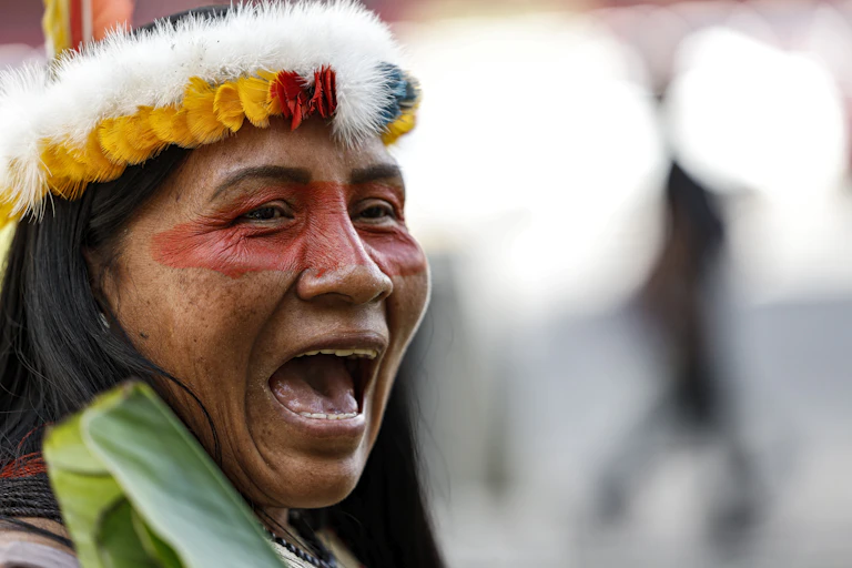 Un membre de la communauté indigène Waorani manifeste pour la paix, pour la nature et pour promouvoir le oui au référendum visant à mettre fin à l'exploitation pétrolière dans le parc national Yasuni, dans la zone commerciale du nord de Quito, le 14 août 2023.