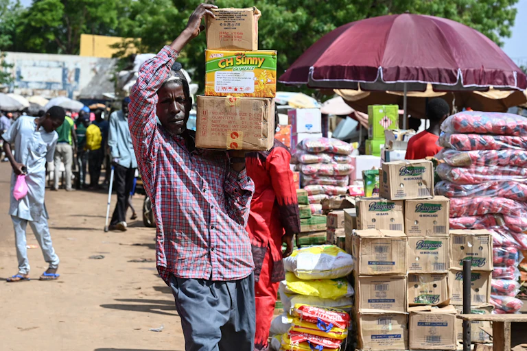 Un homme transporte des caisses de nourriture au marché principal de Niamey, le 8 août 2023.
