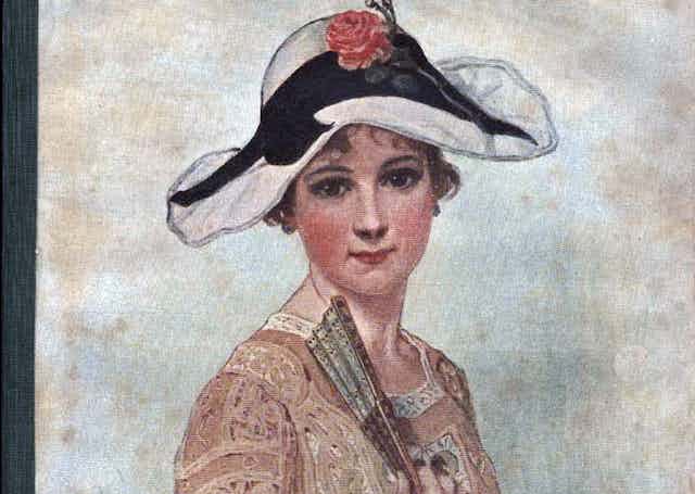 Foto antigua de una mujer con un abanico.