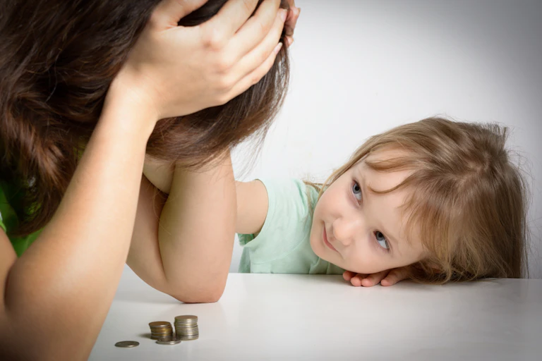 Une petite fille qui console sa mère