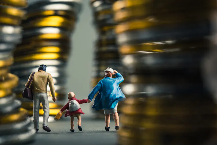 Famille marchant sur une route, entre des piles de pièces de monnaie