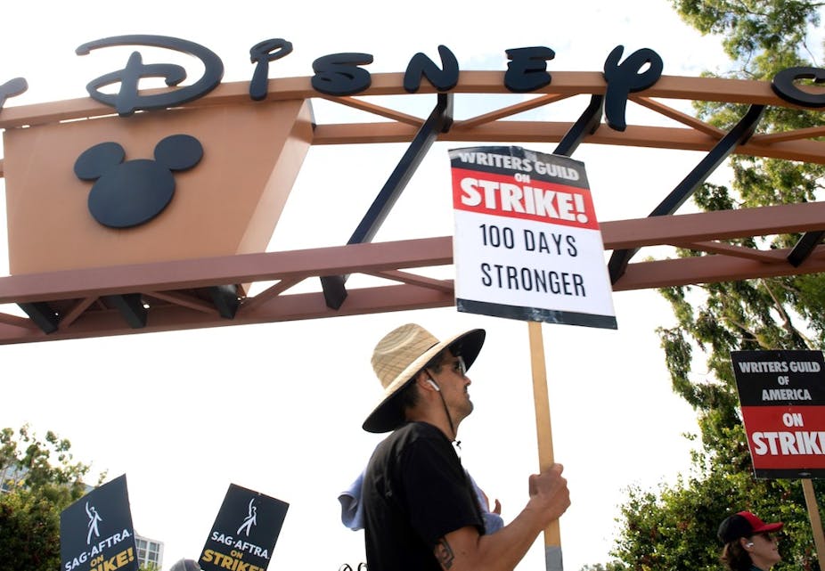 Manifestation de scénaristes devant les studios de Disney à Los Angeles le 9&nbsp;août dernier, au centième jour du mouvement de grève lancé par la Writers Guild of America.
