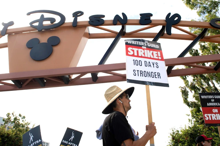 Manifestation de scénaristes devant les studios de Disney à Los Angeles le 9 août dernier, au centième jour du mouvement de grève lancé par la Writers Guild of America.