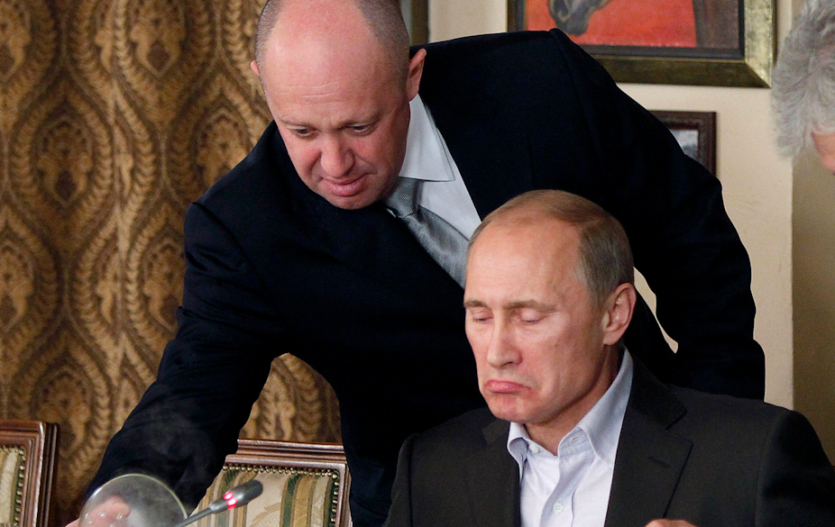 Yevgeny Prigozhin serves Vladimir Putin dinner