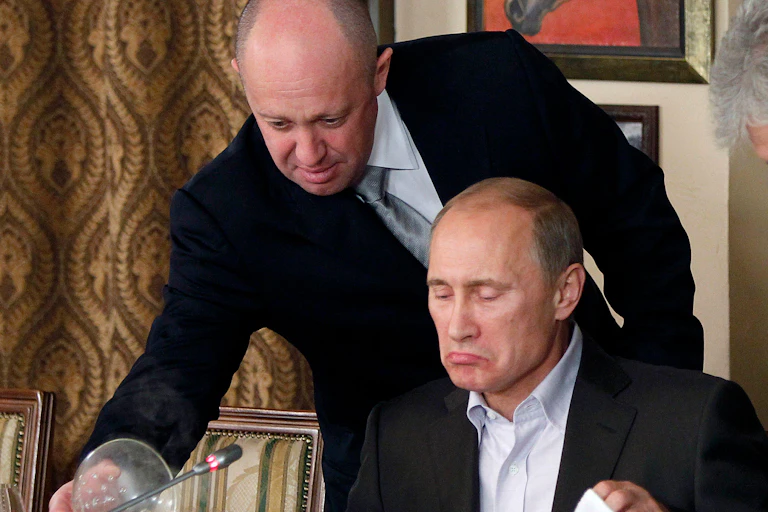 Yevgeny Prigozhin serves Vladimir Putin dinner