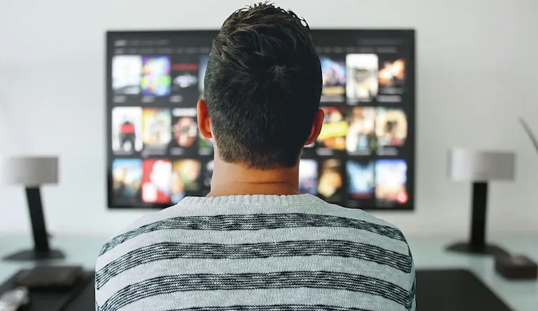 Homme regardant la télévision