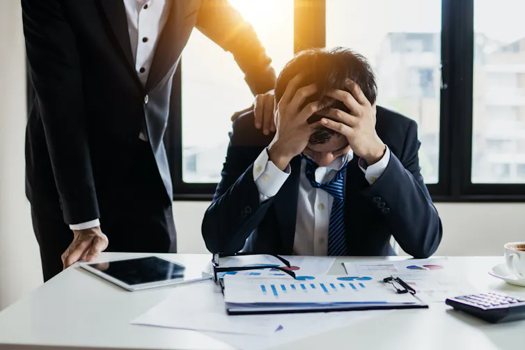 Homme stressé au travail