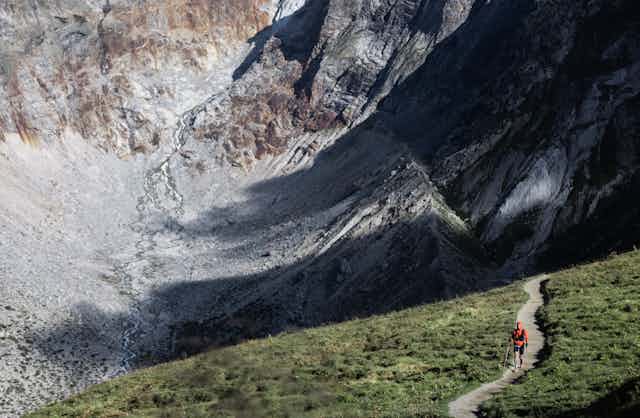 Une coureuse en plein effort lors de l'Ultra-Trail du Mont-Blanc en 2021