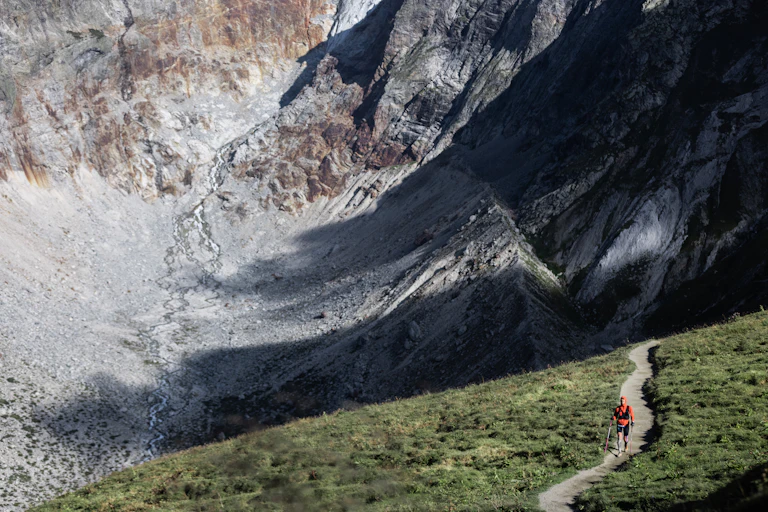 Une coureuse en plein effort lors de l'Ultra-Trail du Mont-Blanc en 2021