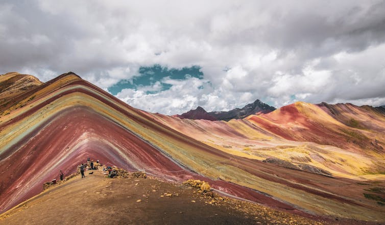Montaña en la que se pueden ver diferentes estratos geológicos de diferentes colores.
