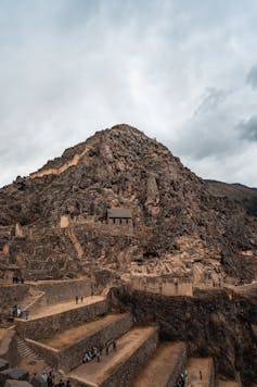 Sitio arqueológico inca con construcciones en la roca.