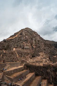 Sitio arqueológico inca con construcciones en la roca.