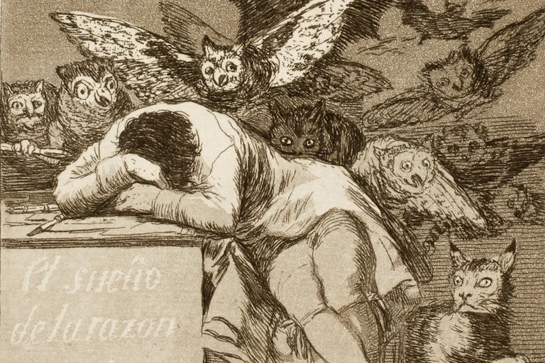 Dibujo de un hombre durmiendo sobre una mesa mientras muchas criaturas le rodean.