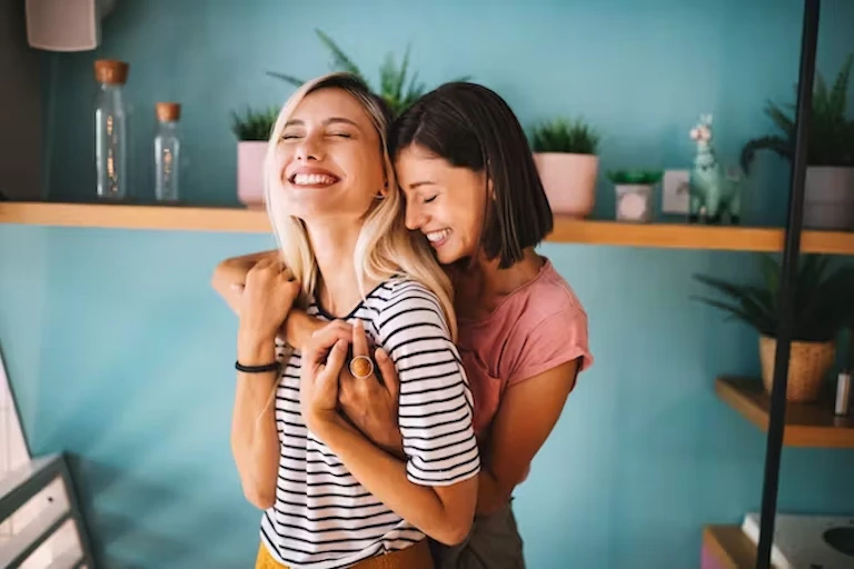 Dua perempuan berpelukan di dapur.
