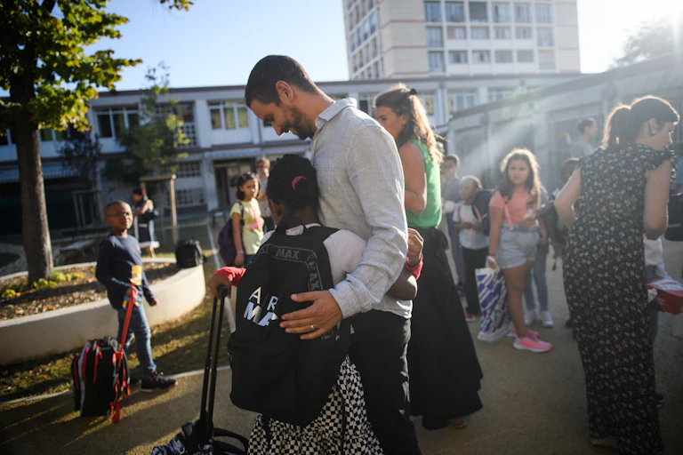 Accueil des élèves dans la cour d'une école lors de la rentrée scolaire