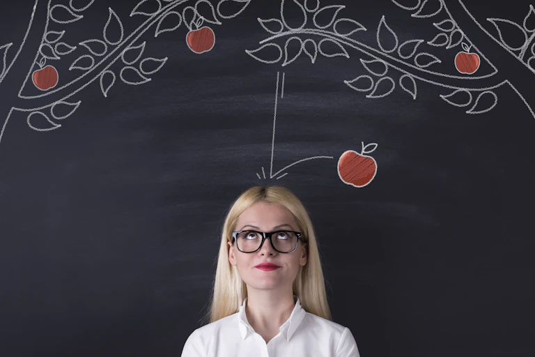 Manzana cayendo en la cabeza de una mujer