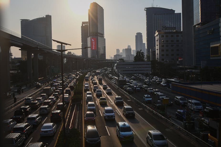 Sejumlah kendaraan bermotor melaju di Tol Dalam Kota dan Jalan Gatot Subroto, Jakarta, Kamis (24/8/2023).