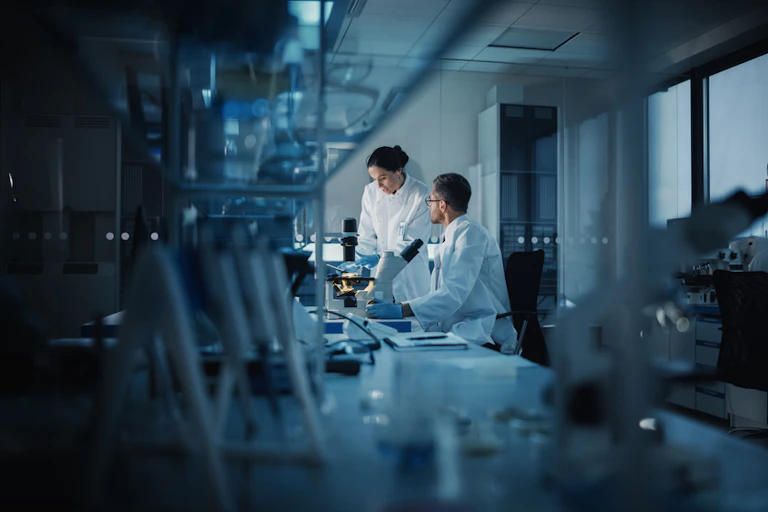 deux scientifiques dans un laboratoire