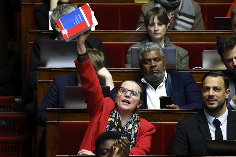 La Vice-Présidente de l'Assemblée nationale et membre du groupe LFI Caroline Fiat brandit le règlement de l'Assemblée nationale durant une session parlementaire, le 14 février 2023.