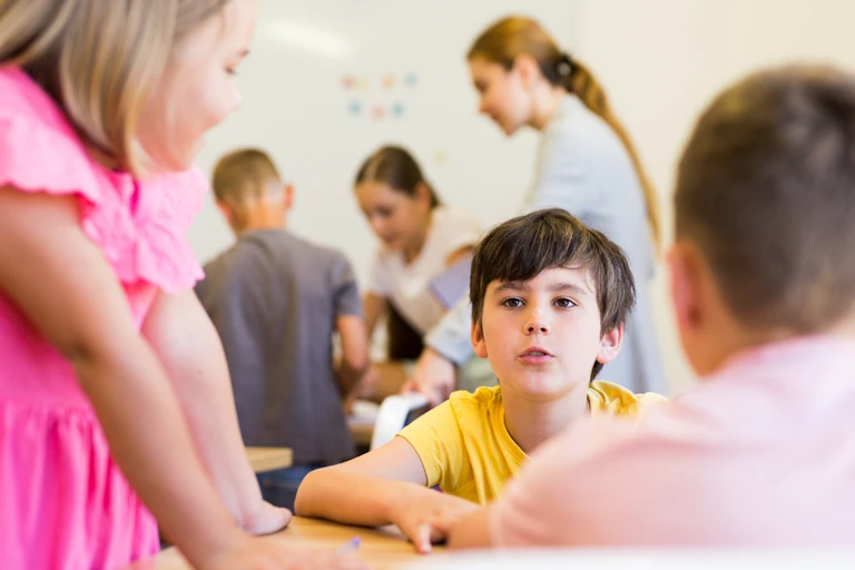 Des élèves discutent dans une classe