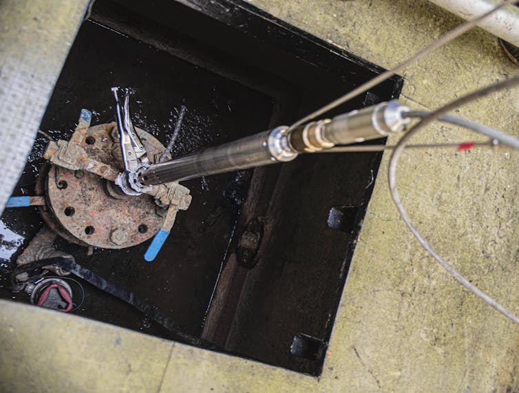 Sonde de mesure SysMoG prête à commencer le forage dans un puits de quelques 6 cm de diamètre
