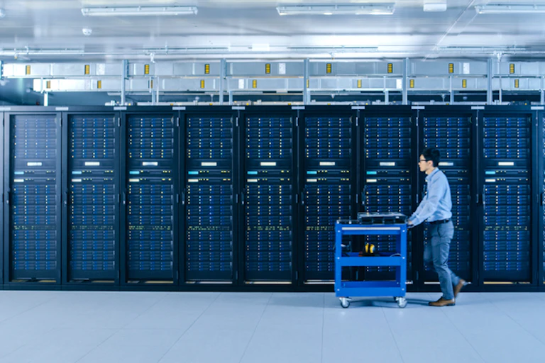 Homme marchant dans un datacenter