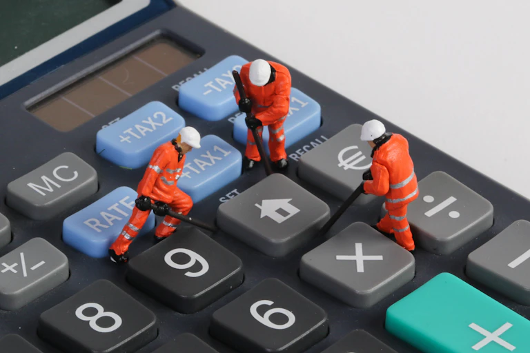 Illustration d’un chantier ouvert sur une calculatrice