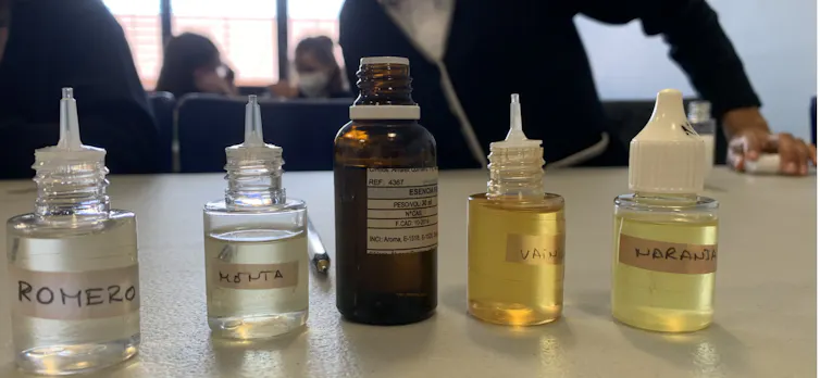 Plusieurs bocaux contenant des essences chimiques