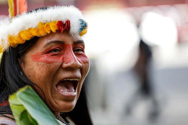 Un miembro de la comunidad indígena Waorani se manifiesta por la paz, por la naturaleza y para promover el sí en el referéndum para acabar con la explotación petrolera en el parque nacional Yasuní, en la zona comercial norte de Quito, el 14 de agosto de 2023.