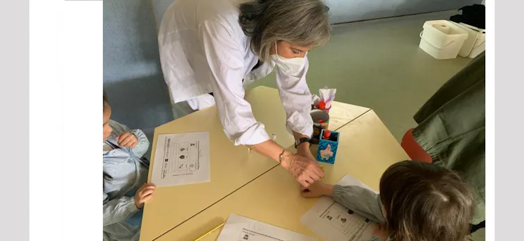 Des écoliers et un scientifique testent des odeurs