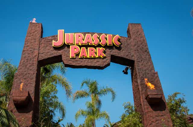 Portal de entrada com letreiro indicando Jurassic Park, no estúdio da Universal, em Hollywood