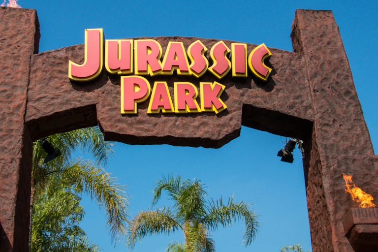 Portal de entrada com letreiro indicando Jurassic Park, no estúdio da Universal, em Hollywood