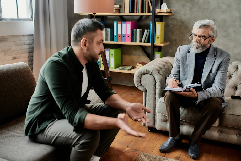 Photo d’un homme en train de discuter avec son psychothérapeute.