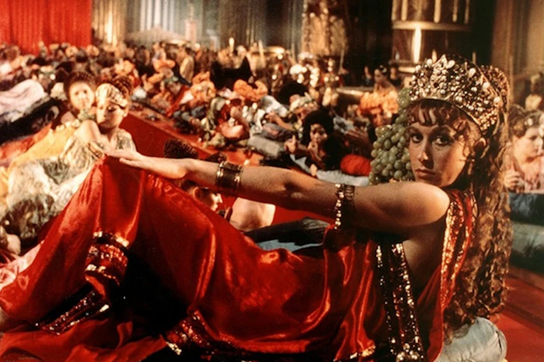 Uma mulher em trajes romanos posa para a câmera