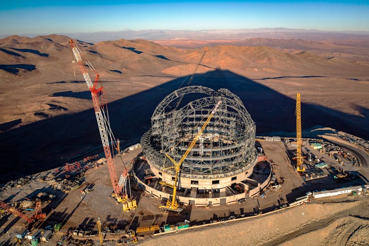 Esta imagen, tomada a principios de agosto de 2023, muestra el sitio de construcción del Extremely Large Telescope (ELT) de ESO. Ubicado en la cima del Cerro Armazones en el desierto de Atacama chileno, el telescopio superó el hito del 50 % de finalización en julio de 2023.G. Hüdepohl (atacamaphoto.com)/ESO, CC BY