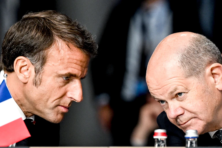 President Macron and Chancellor Scholz in dialogue at an international conference