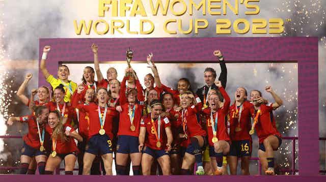 Imagen de las jugadoras y el entrenador de la selección española de fútbol alzando la Copa del Mundo.