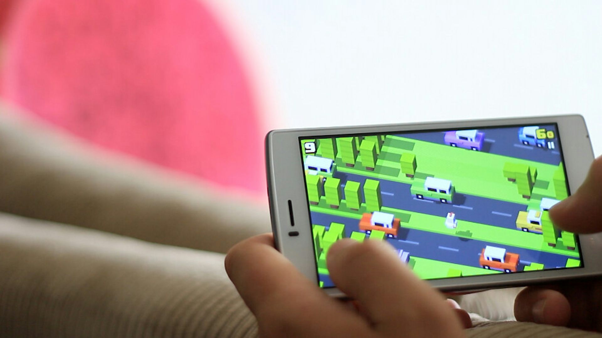 Un telefon cu un joc digital cu masina incarcat.